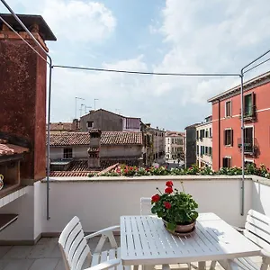 https://savoia-jolanda-apartments-2.hotelinveneto.com